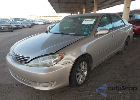 2005 Toyota Camry Le z USA, uszkodzony, nr VIN 4T1BE32K95U959290